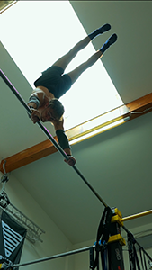 Calisthenics-Athlet beim Training an der Stange im Team Alpha Bar Gym