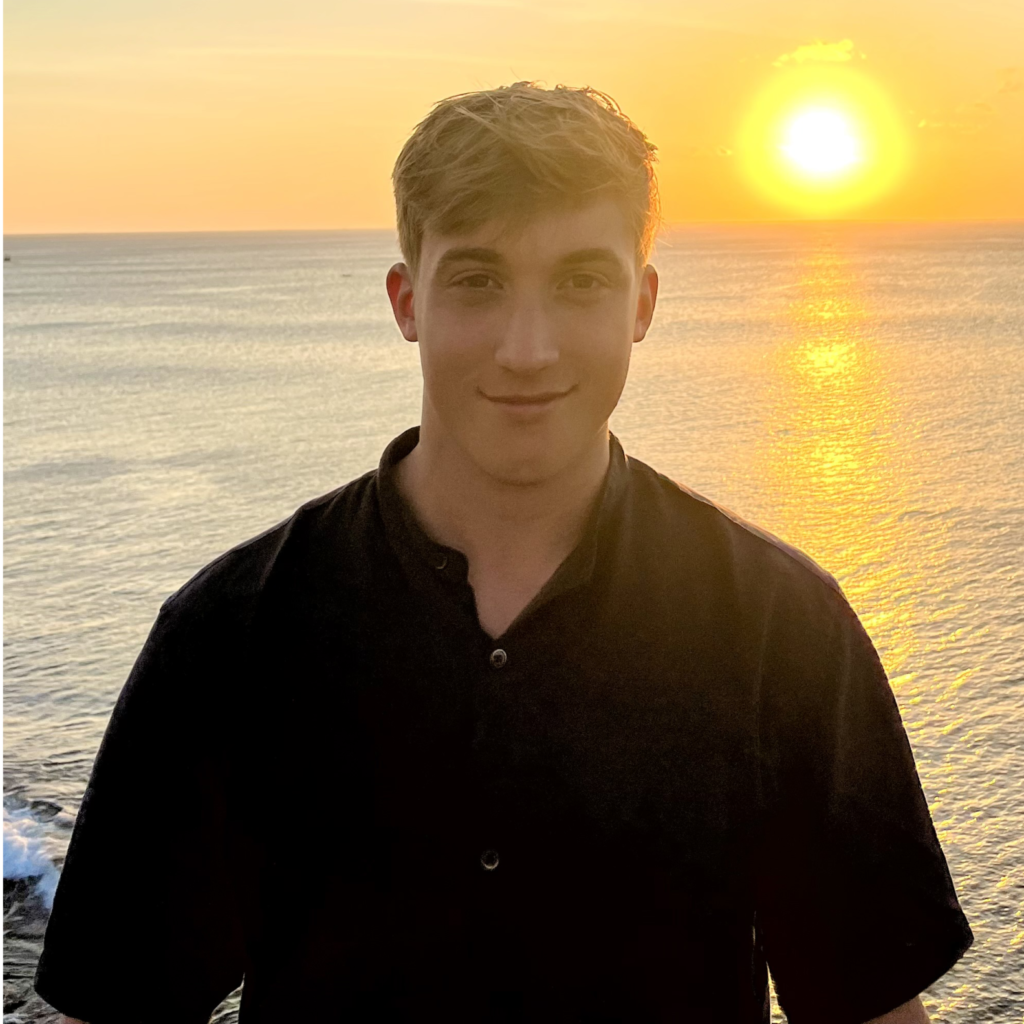 Portrait von Tom Ruckdeschel bei Sonnenuntergang am Meer